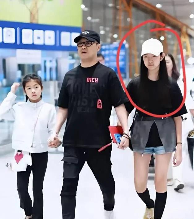 汪峰带四个孩子这事， 
真的是给所有重组家庭提了个醒， 
从图片上看，想要与孩子