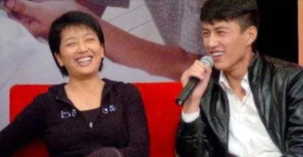 2006年，靳东疯狂追求大他9岁的江珊，可同居了5年后，两人正准备谈婚论嫁，靳东
