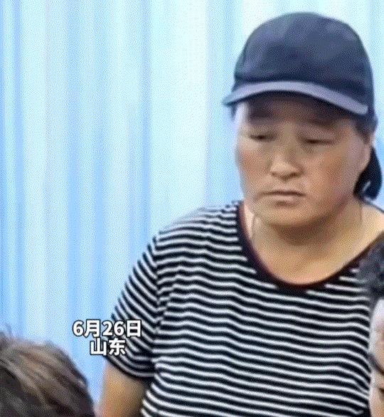 山东，一男生在妈妈和老师的陪同下一起查高考分数，当查到自己考了一个好成绩时，男生