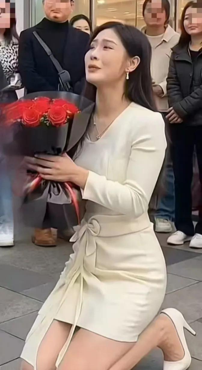 对面是一位什么样的郎君呢！能令这么一位赛过天仙的姑娘当街跪求啊！#这样一个美女#