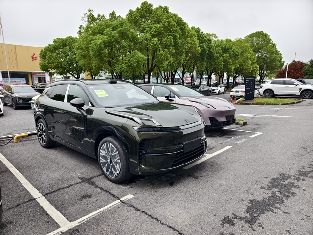 对26款领克08有点失望
新款这个“鎏光金”，金在哪里？和之前那个官图差别太了！