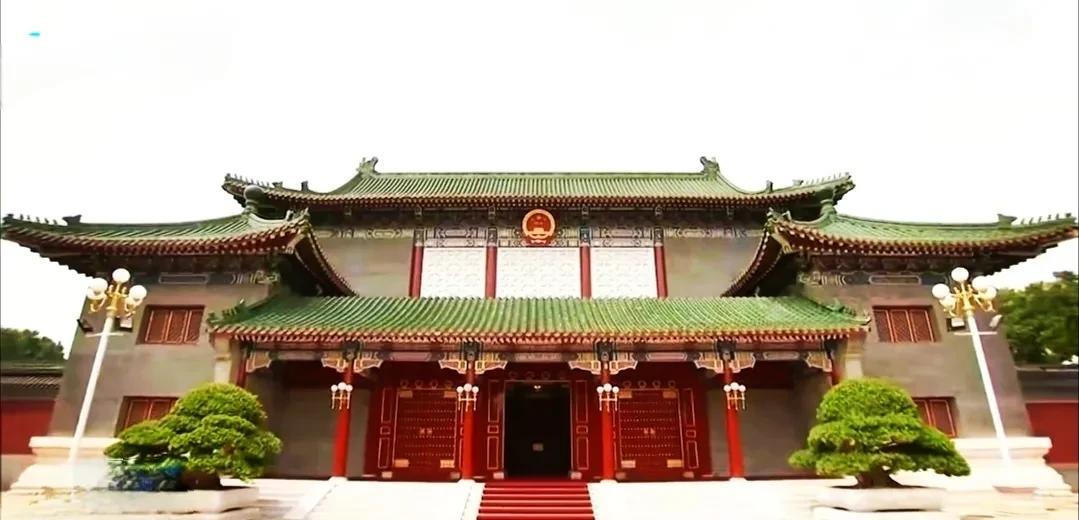 这建筑真的很美，端庄典雅，错落有致，可称之为是建筑艺术作品。
这一建筑很多人应该