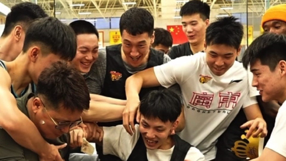 徐杰过生日，杜锋负责拍视频！