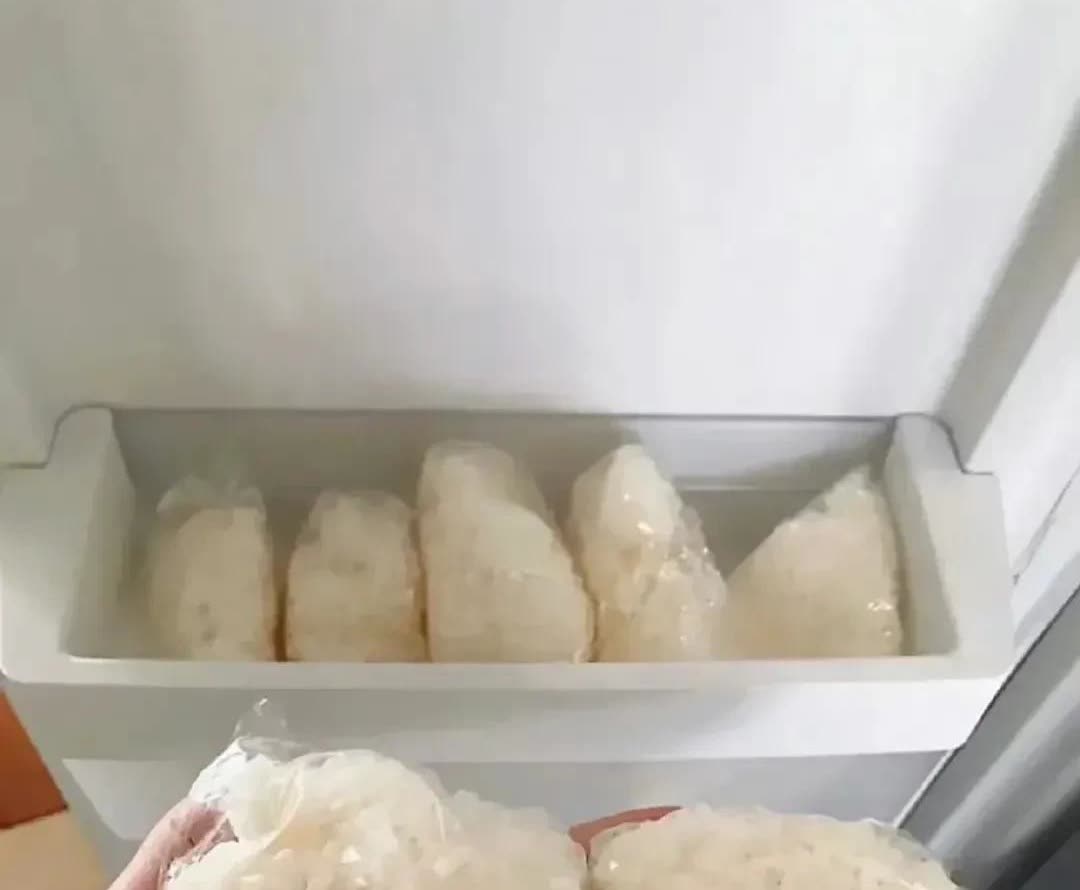 广西，一名女子觉得每天煮饭太麻烦，她脑洞大开，想到了一个新点子。她先是一次性蒸了