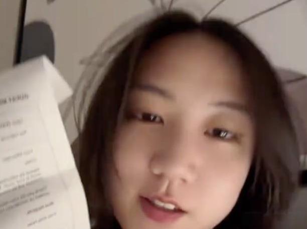 果然有些小仙女就是有两副面孔，在国内的时候是谁都不敢惹，在国外的时候也是谁都不敢