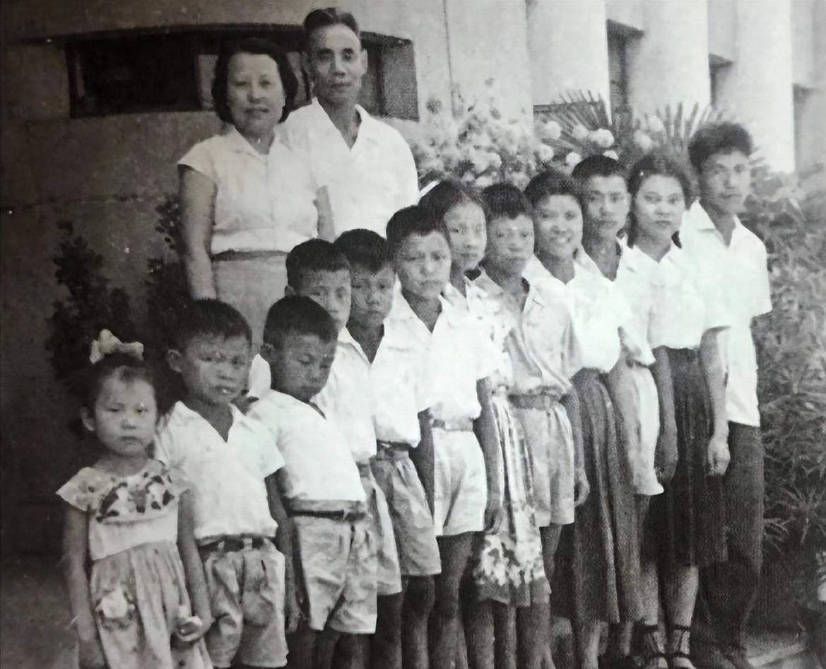 1961年，开国中将吴信泉与他的妻子和12个孩子，一起拍下了这张全家福，吴将军一