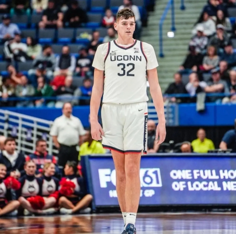 开拓者的中锋洁癖遗传？
以前艾顿就是有洁癖的，现在克林根也有模有样的学上了，他是