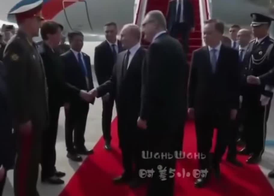 知道普京要来中国，
想起普京在美国机场走过的
一肩宽的红地毯的情景，
我特