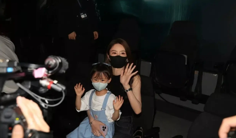林峰才是真抠门！
张馨月真的是没什么撑场面的行头，
去看老公的演唱会，
牛仔裤是