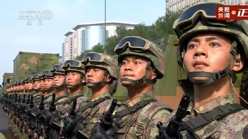 [中国赞]装备不装备先不说，这眼神就令人折服！看着中国军人的脸庞上，是一副坚韧的