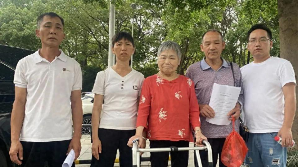 家暴男杀妻灭口判死缓 家属怒喊：必须死刑！