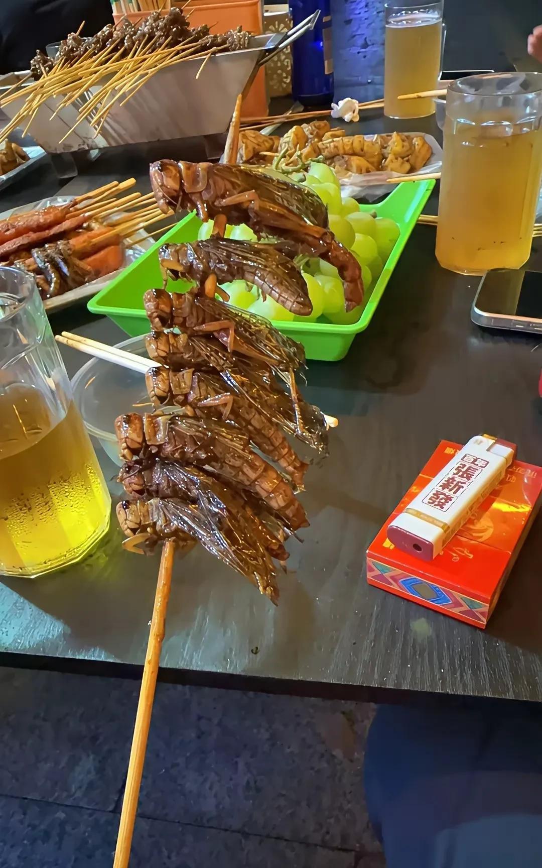 这玩意儿做梦都没想到，
自己有一天成了烧烤店的招牌！