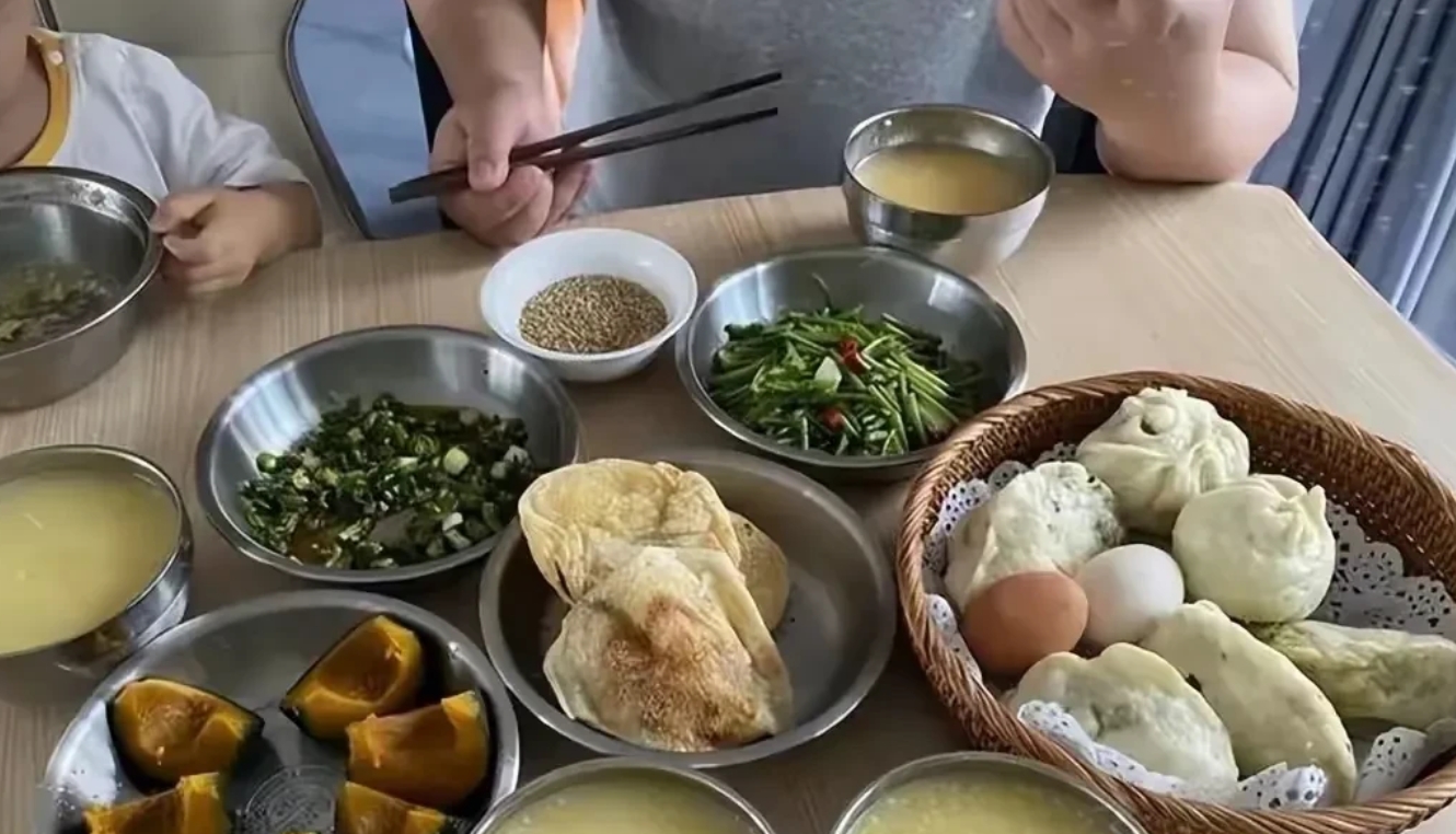 河南儿媳妇把婆婆做的早餐发到网上，引起轩然大波，外省同胞说河南饭像“狗食盆”。