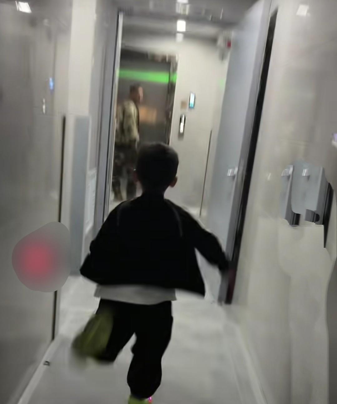 小红这个视频拍得太有意义了，把云飞和小凡凡这温馨的一幕完整捕捉下来。
云飞下班回