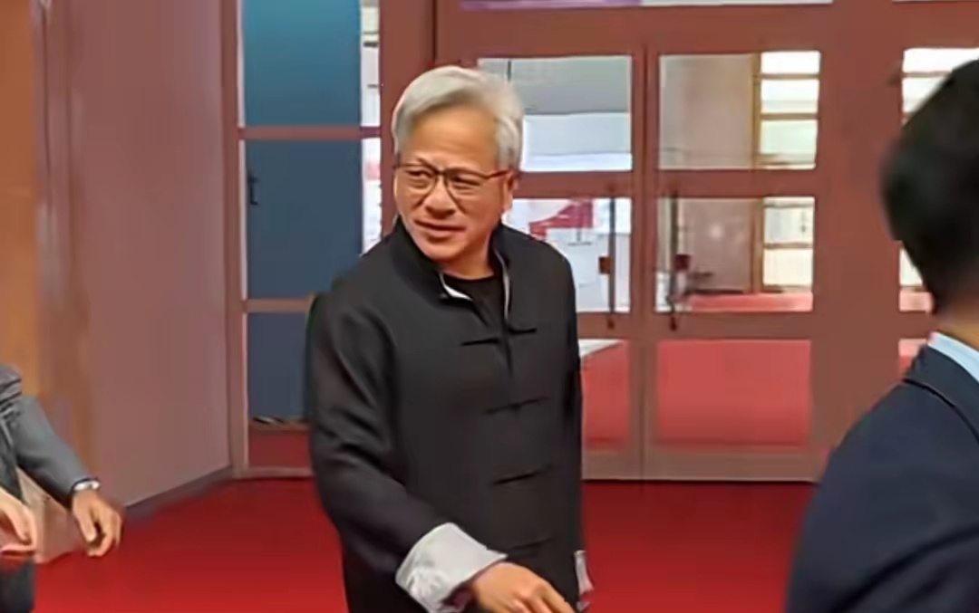 黄仁勋再次访问中国，两个细节让人意外，释放了一个强烈信号！



这次访华，黄仁