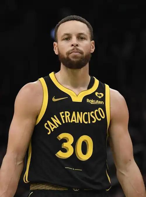 库里感冒了，他仍然能砍下了28分4篮板3助攻1抢断1盖帽的数据，这样的伟大跟乔丹