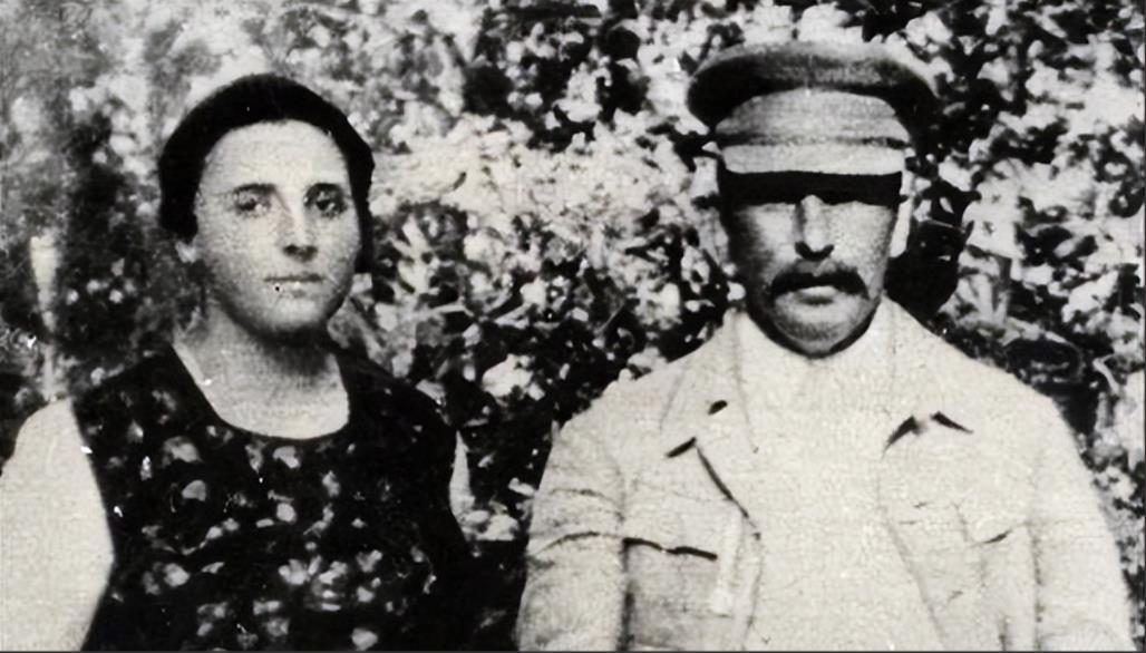 1932年的一天，斯大林喝醉后与一个漂亮的贵妇调情，妻子看不惯发了脾气，谁料想斯