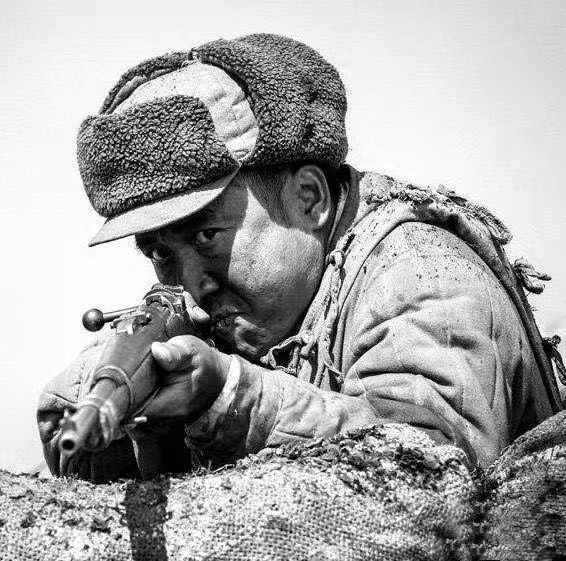 1952年，朝鲜五圣山上，一名美军大白天光着身体朝我军阵地撒尿，新兵陈凤楼违反纪