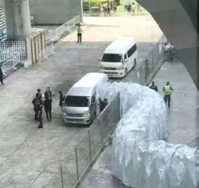 这是干什么呢，安保这么严实
