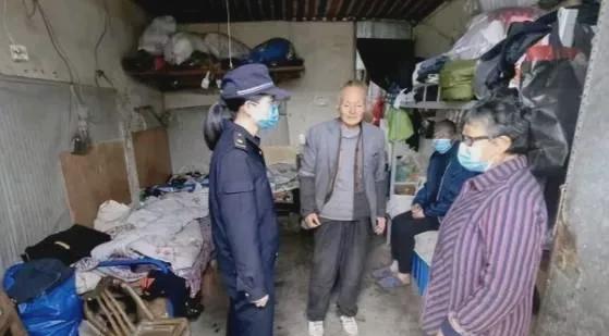 “这城管配享太庙！”浙江一大爷违规摆摊被城管发现，交罚款的大爷恳求，希望能少罚一