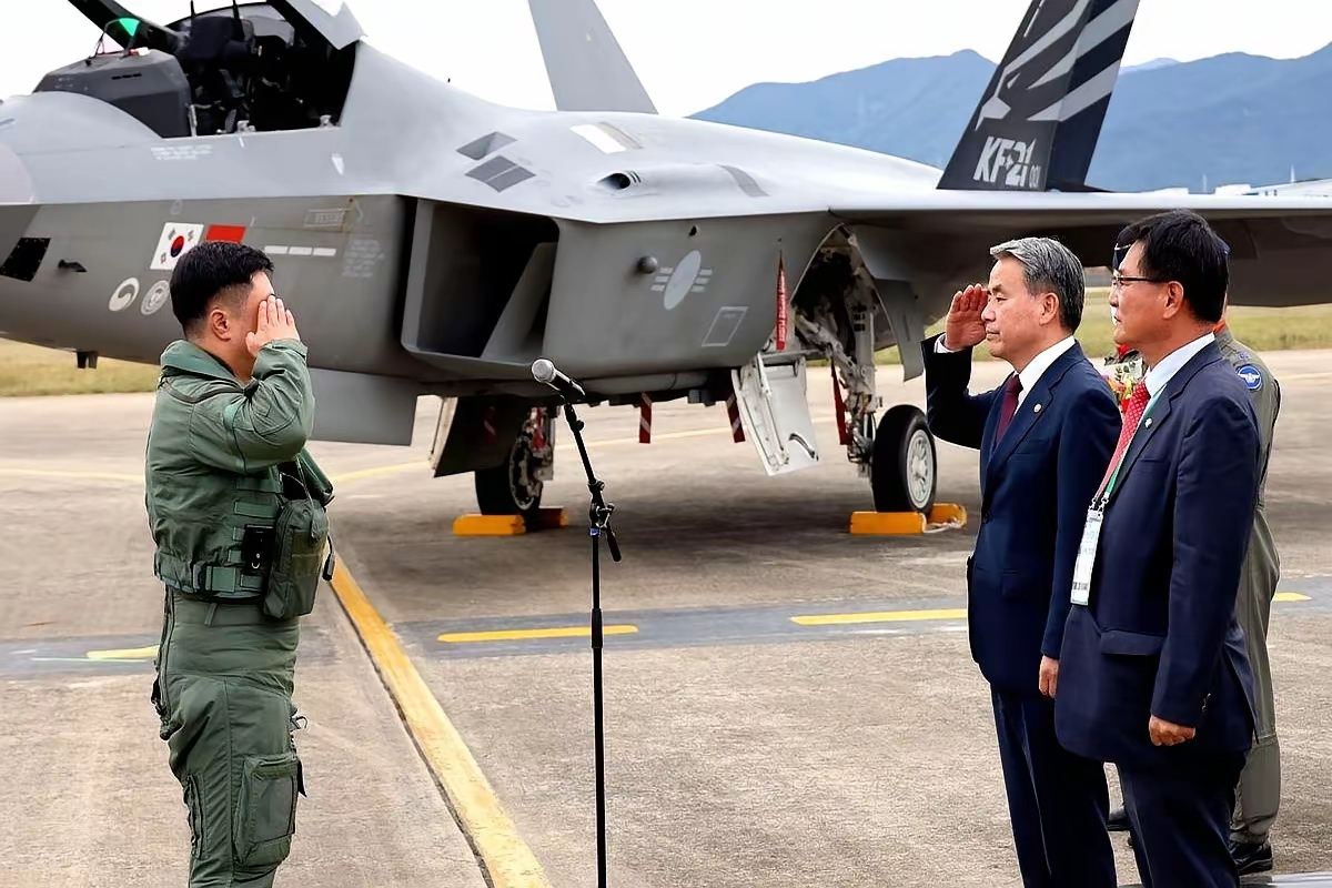 令韩国人骄傲的KF21战斗机，号称是韩国自研的第五代战机，从2001年立项，到开