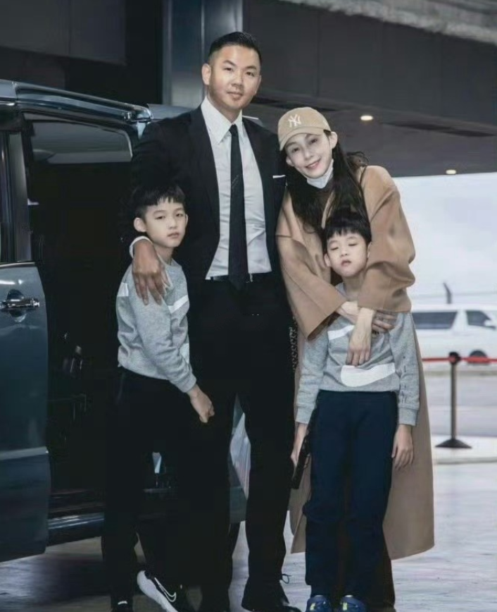 先追小 S，又与大 S 同居 7 年，最终却娶了大 S 闺蜜范玮琪。不算多帅的陈