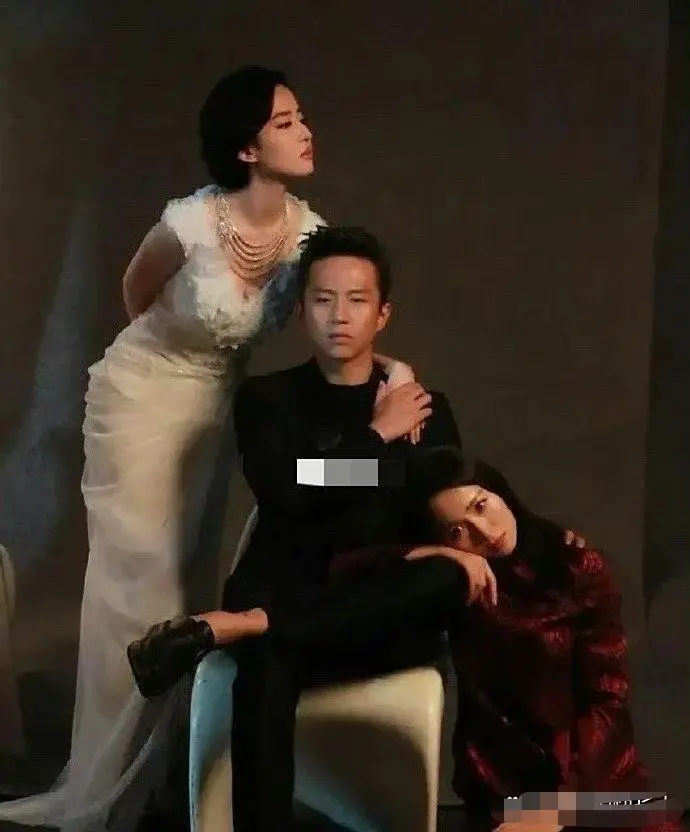 感觉超哥快笑场了，虽然有在极力克制～