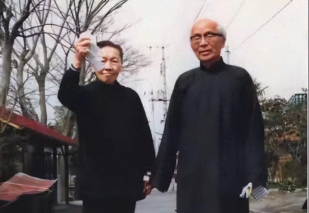 1942年春，青帮头目吴四宝被日本人毒死，他的老婆佘爱珍哭得死去活来。没想到早就