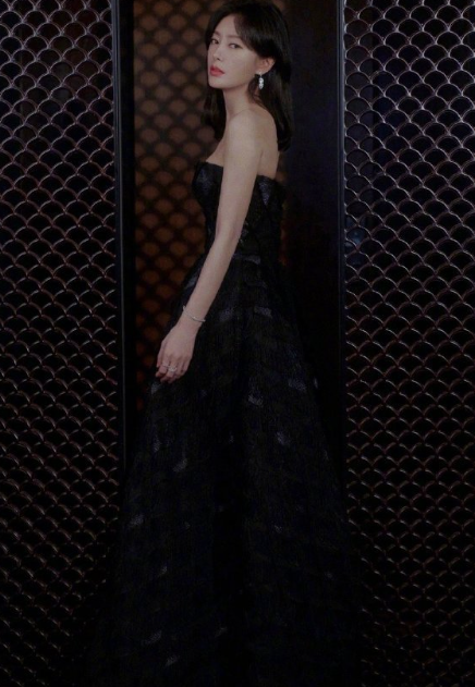 秦岚黑色抹胸长裙搭配流苏美钻耳饰尽显优越颈线写真