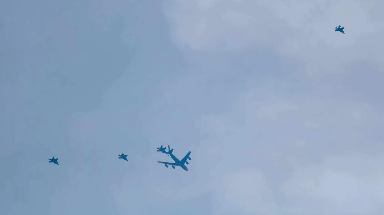 今天早上，3架美国空军KC-135加油机从英国拉肯希斯皇家空军基地起飞，每架分别