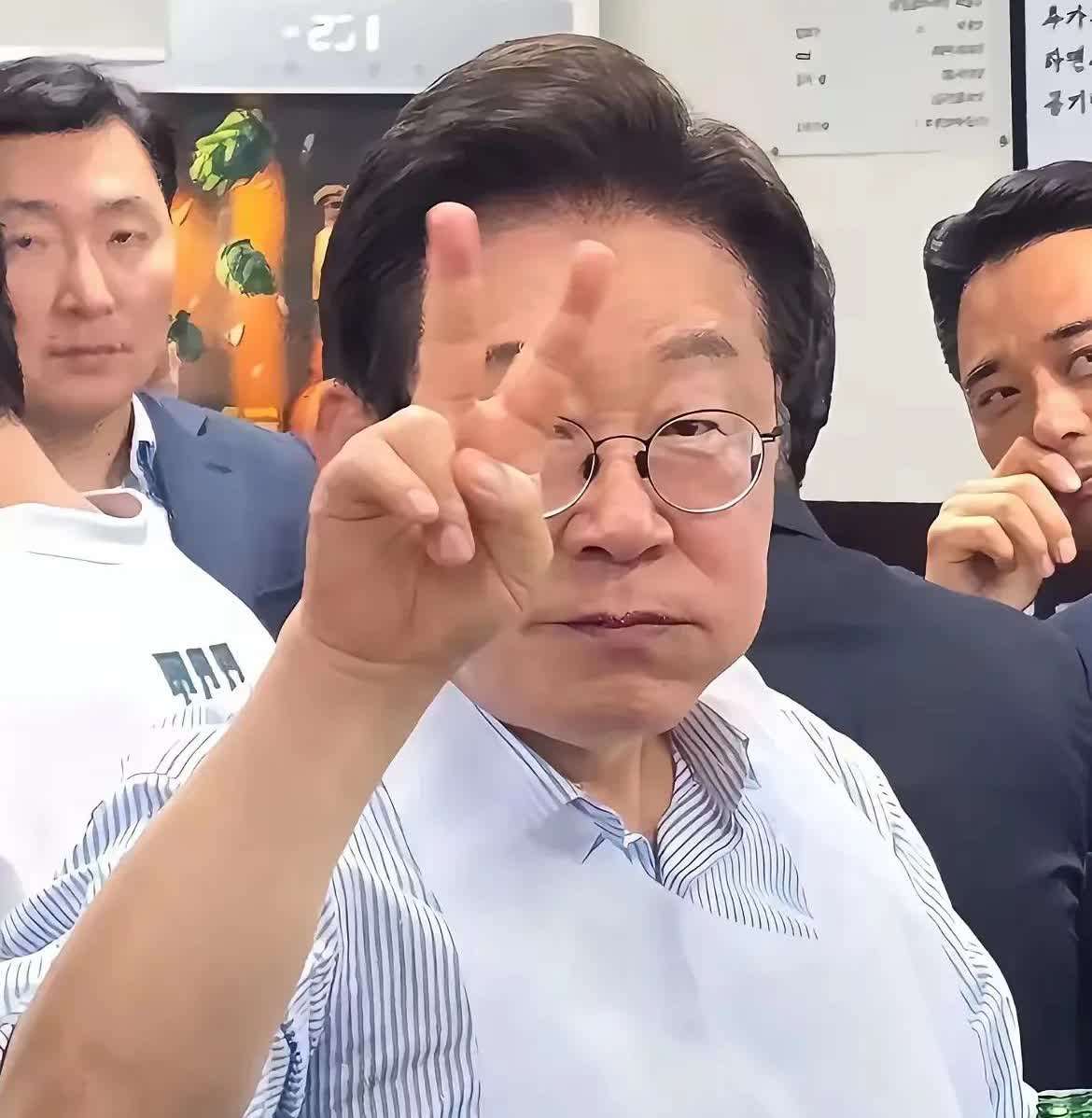 看看他俩吧！
可以说，如今的尹锡悦和李在明，一个是失魂落魄的阶下囚；一个是春风