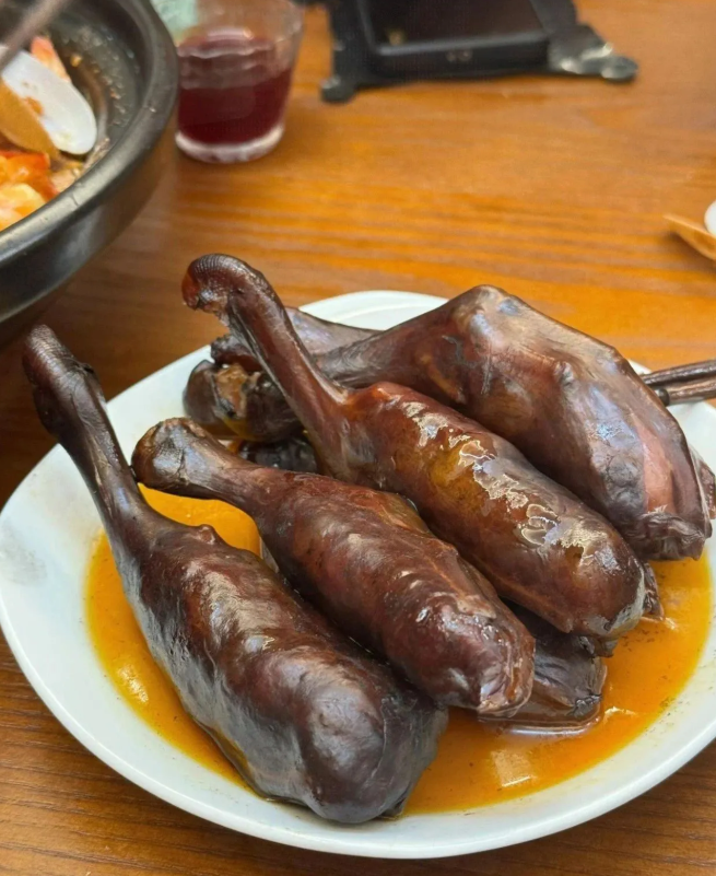 这个是什么美食，有朋友认识吗？  像腊肉又不像，不知道什么肉。看样子很好吃
