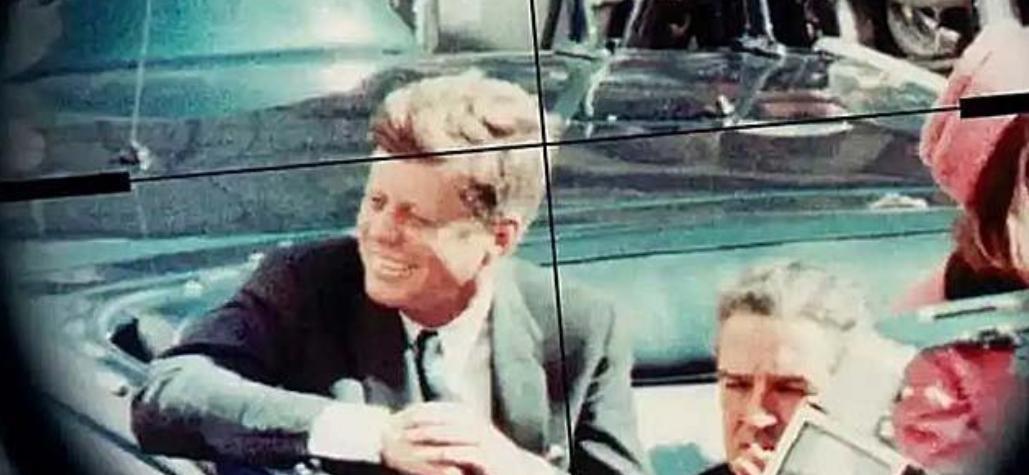 这是1963年肯尼迪遇刺的真实照片，他的头盖骨被当场掀飞，妻子杰奎琳迅速爬向车后