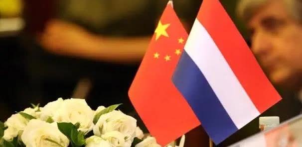俄罗斯也不希望中国超过美国吗？其实跟美国比起来，俄罗斯更怕中国崛起，因为他们担心