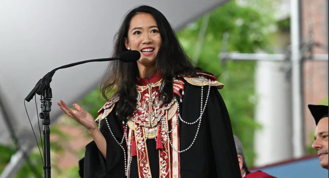 大家不都在品评青岛女孩在哈佛毕业典礼上的演讲吗？我也感兴趣[偷笑]我的兴趣点在于