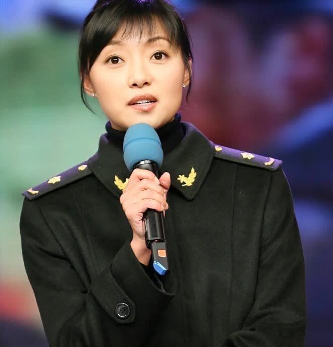 素颜女神，比梅婷、孙俪漂亮多了，要说五官，大眼睛高鼻梁真的是无可挑剔，脸型也好看