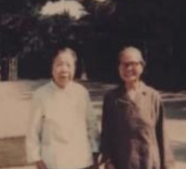 1953年的一天,周总理听说照顾过他的范桂霞来北京了，当即以夫人邓颖超的名义邀请