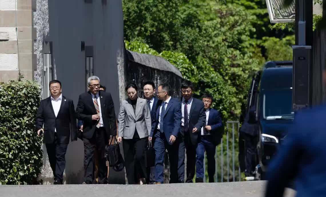 中美又凑一块儿了。
地点有点意思，瑞士驻联合国日内瓦大使官邸。
既在瑞士，又