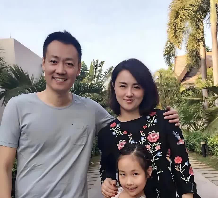 我闺蜜以前在大剧院工作过
亲眼看见过朱媛媛
她说了一句大实话，她说朱媛媛根本