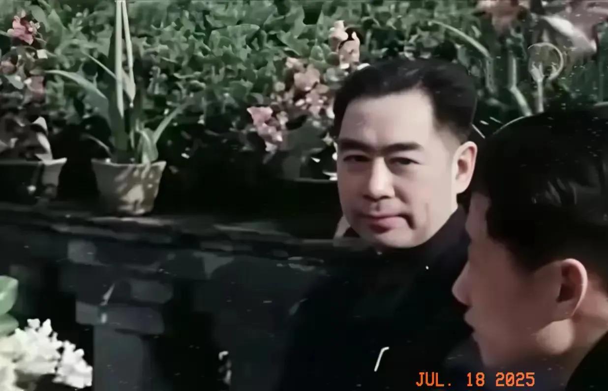 珍贵的一张照片。
难得一见的珍藏版照片，周恩来总理和毛岸英在一起的一张珍贵照片，