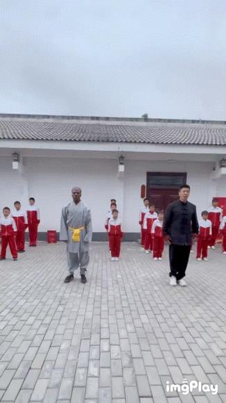 无论你喜不喜欢这个爱搞怪的小伙子，都得承认，他这次来中国的直播，绝对让他成了目前
