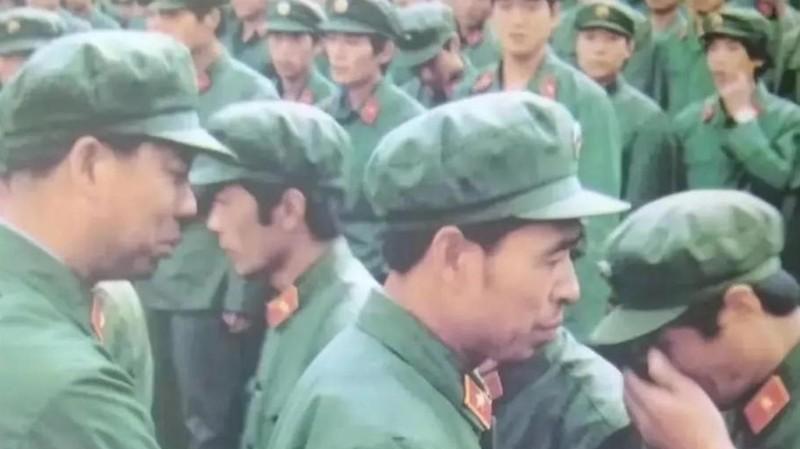 1985年夏，在老山前线，第67集团军的首长们正在吃晚饭。突然，一个鬼鬼祟祟的身