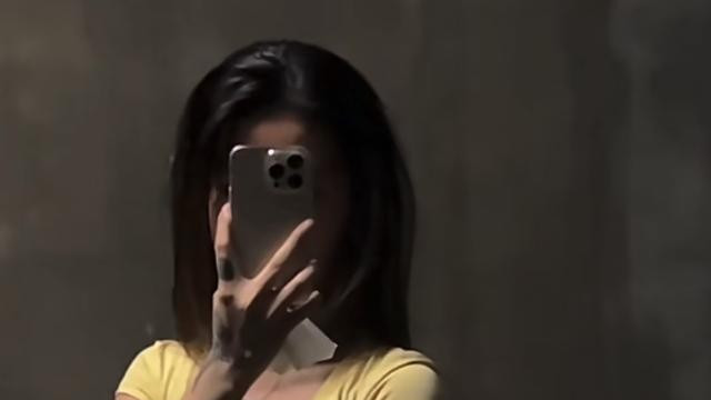 苏超飞机编队帅翻全场，5名飞行员有2位是美女，生活中更帅气