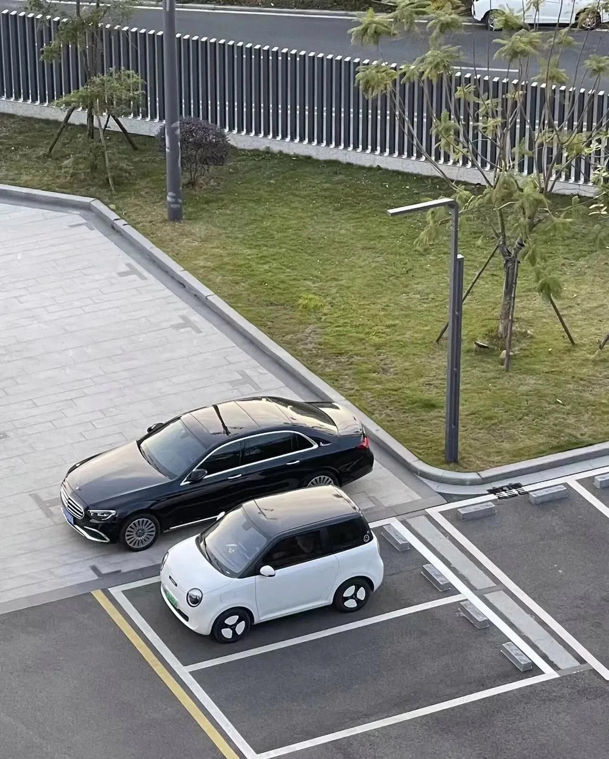 我们夫妻两一人一辆车，这条件打败了全国98%的家庭了吧？
