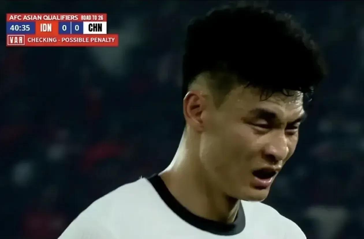 1、杨泽翔
 本来以为年轻人，没想到30岁了，无端送对手点球，本来护住球挡住人就