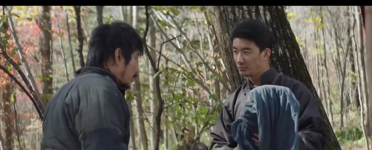《归队》葱山小白马严格意义上来说。也不是好人。
老山神带着一群穷汉，满山里找人参