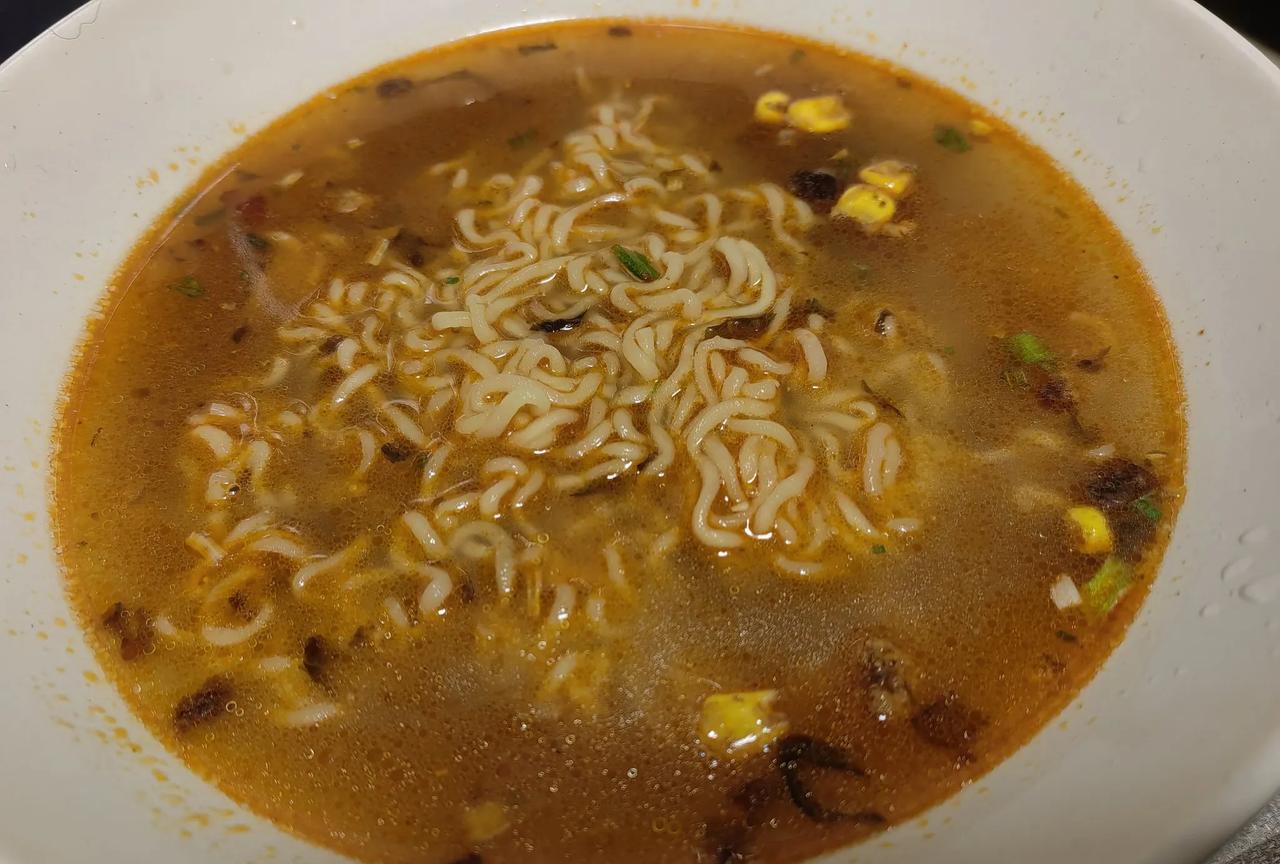 吃完海鲜大餐，回家吃方便面。