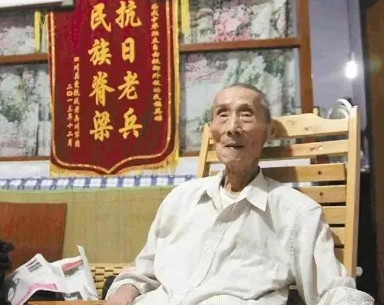 1942年，黄士伟在路边埋地雷阻击日军，没想到全被日军排掉了。这时，他突然有一个