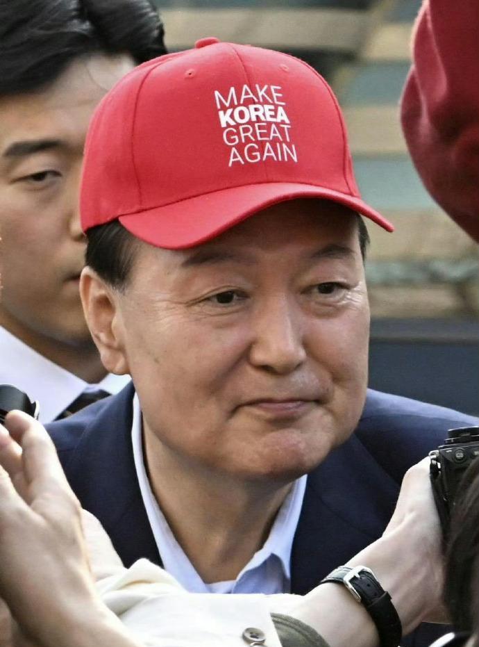 韩国现在经济被中国产业链挤压，生育率全球垫底，年轻人卷到自杀率飙升，尹锡悦在位时