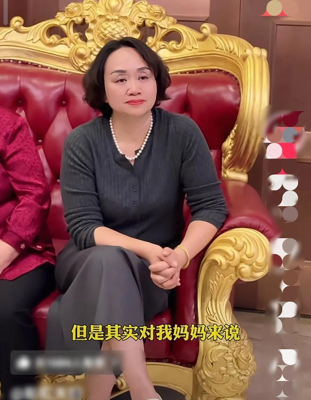 这是彩虹夫妇的妈妈，气质很好，精致的短发波浪卷，戴着珍珠项链，白色高跟鞋，坐姿优
